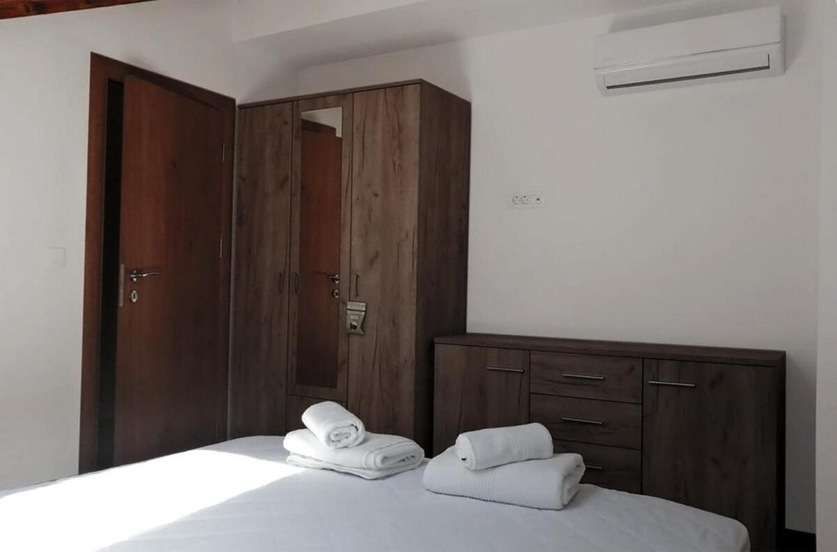 Sunny apartment with a sea-view, city center - Bed and Breakfast Tivat