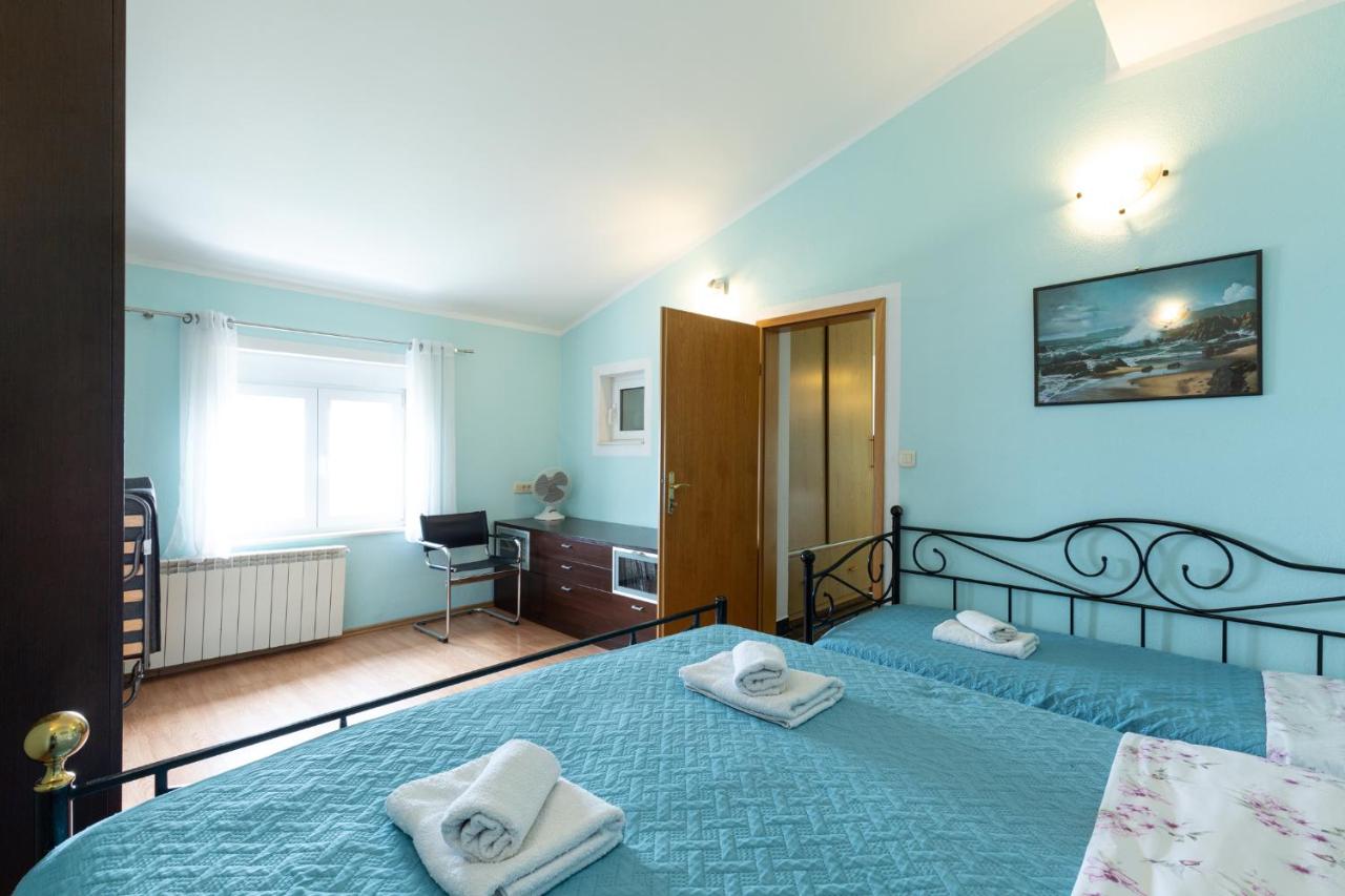 Deluxe One-Bedroom Apartment
