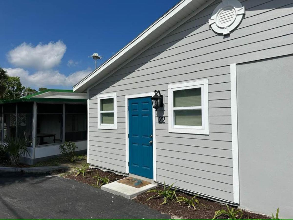 Cottage 22, The Boathouse - Dora Canal Court - a downtown, waterfront community - Chambres d'hôtes Tavares