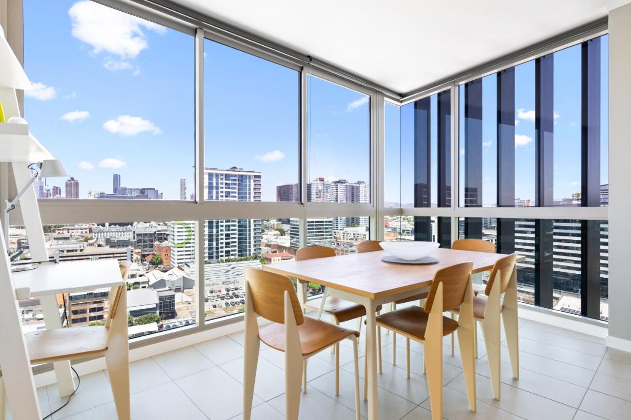 Elegant 2-Bed with Rooftop Dining & Fabulous Views - B&B