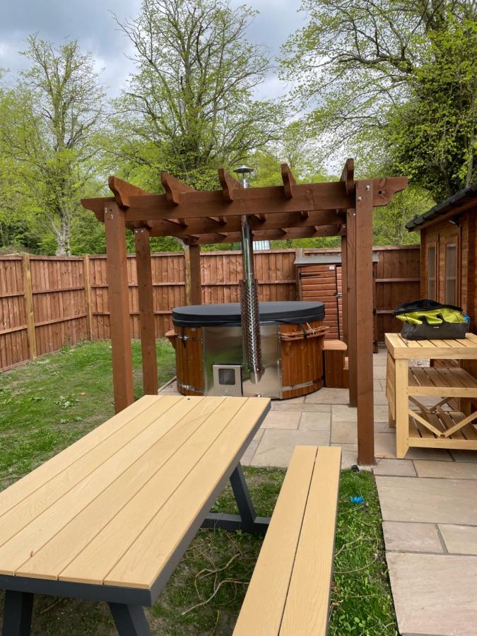 Lakeside Lodge 2 With Log burning Hot tub - B&B