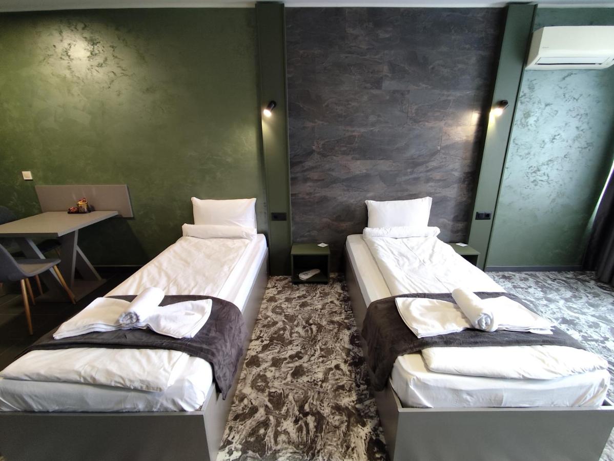 Tweepersoonskamer met 2 Aparte Bedden en Balkon