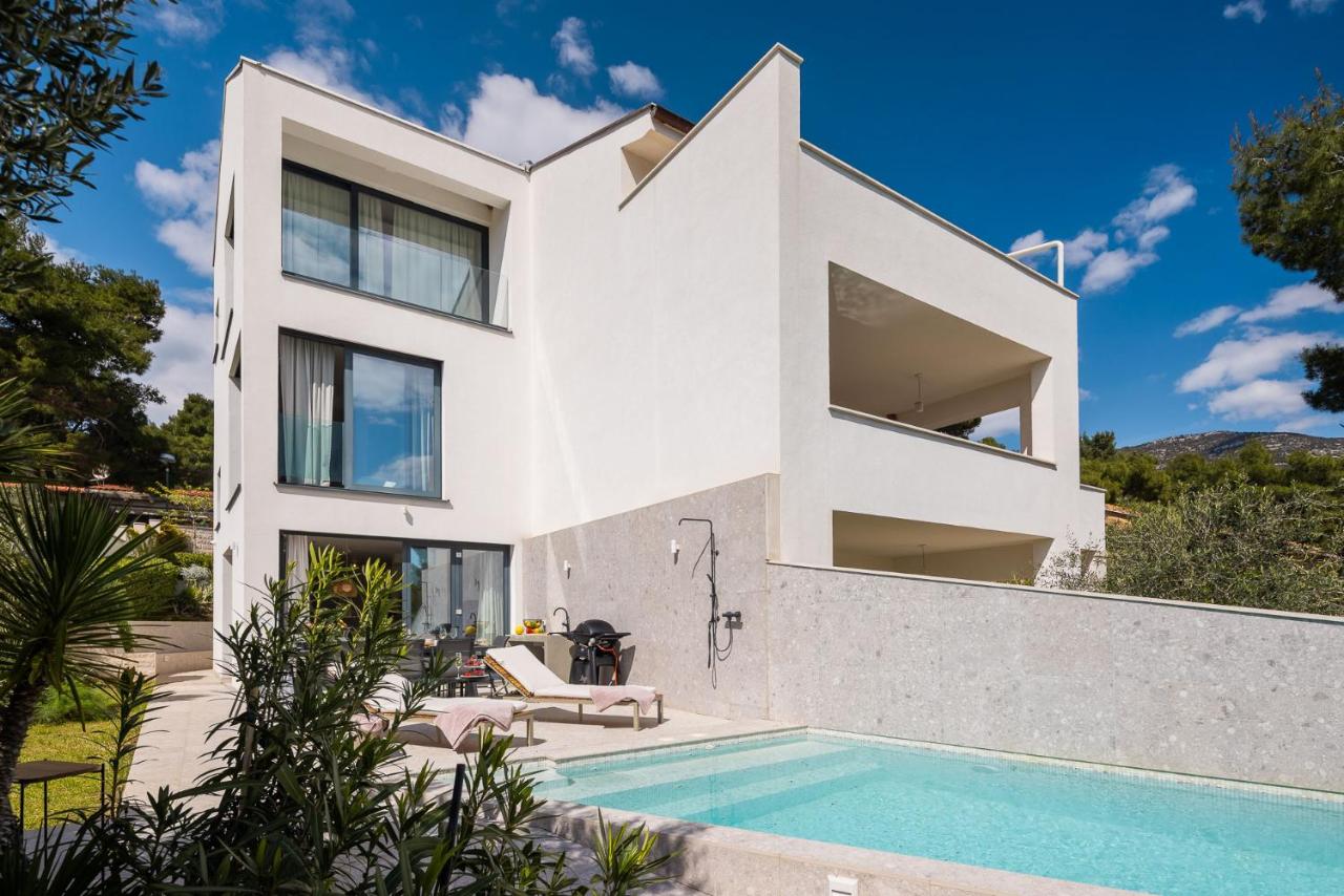 Luxury villa Manera Bol with heated pool near Zlatni Rat - Chambres d'hôtes Bol