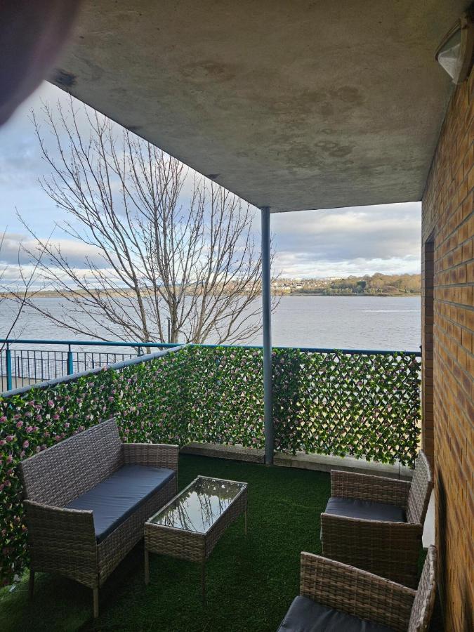 Spacious Riverfront Apartment - B&B