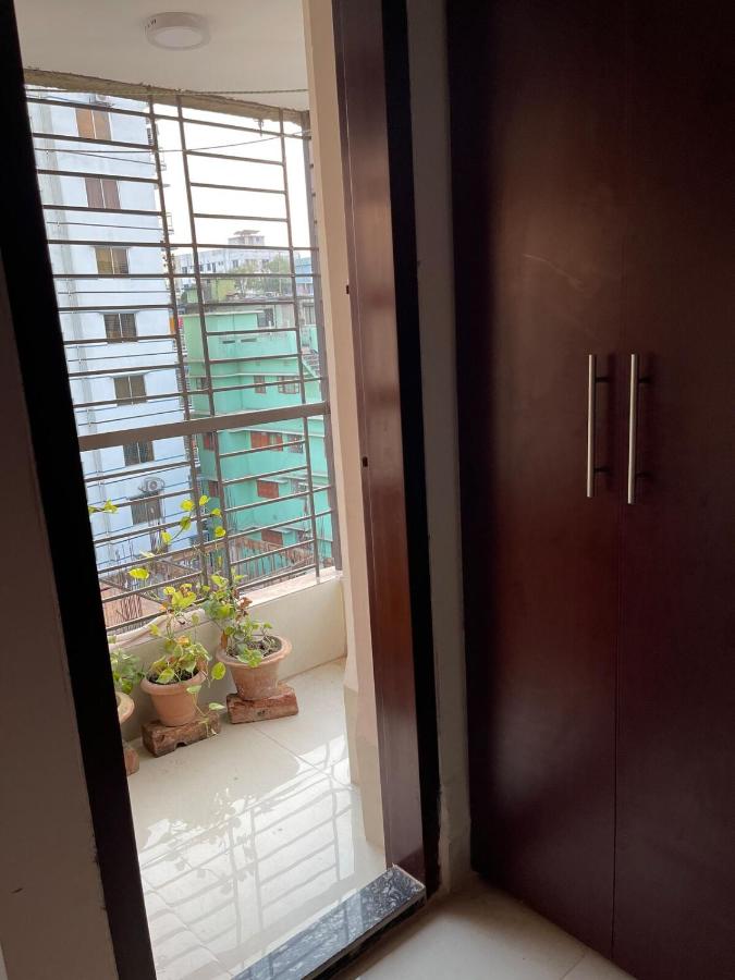 Stylish 3BR Furnished Apartment with Bathtub, AC & Balcony in Jigatola Near Dhanmondi - Chambres d'hôtes Dacca