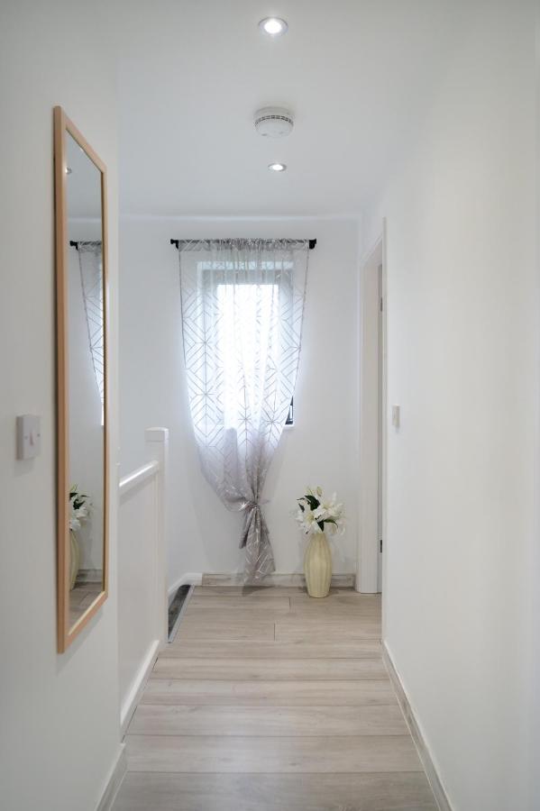 Located in the peaceful NG8 Wollaton , Perfect for Business Trips & Family Holidays or working proffesionals-long term deals, M1 Nearby , Free Parking , Private Garden , 500Mb Wi-Fi , Netflix - Chambres d'hôtes Nottingham