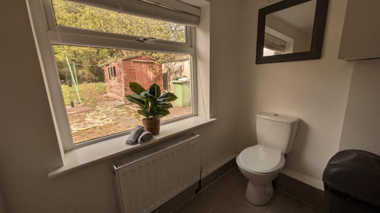 Spacious 2-Bed St Helens, Free Parking, 1min to Carr Mill Dam - B&B