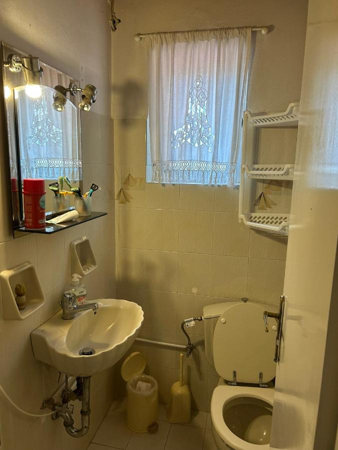 Δωμάτιο με WC σε εξοχικό σπίτι Ραφήνα - B&B Rafina