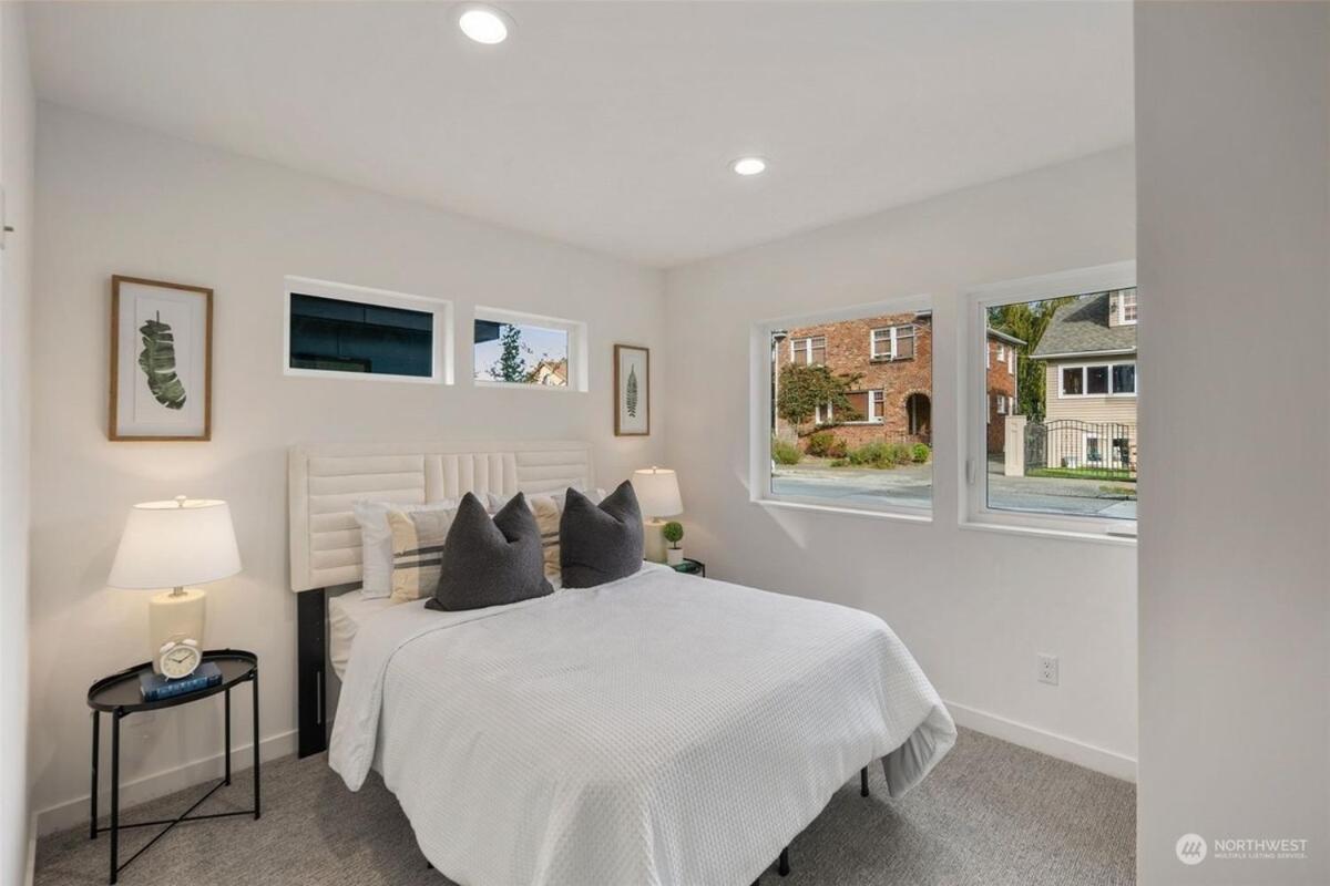 Alki Beach Front TownHome - B&B