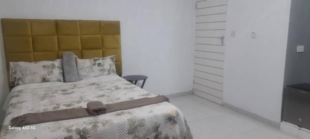 Malaax's Home - B&B Serowe