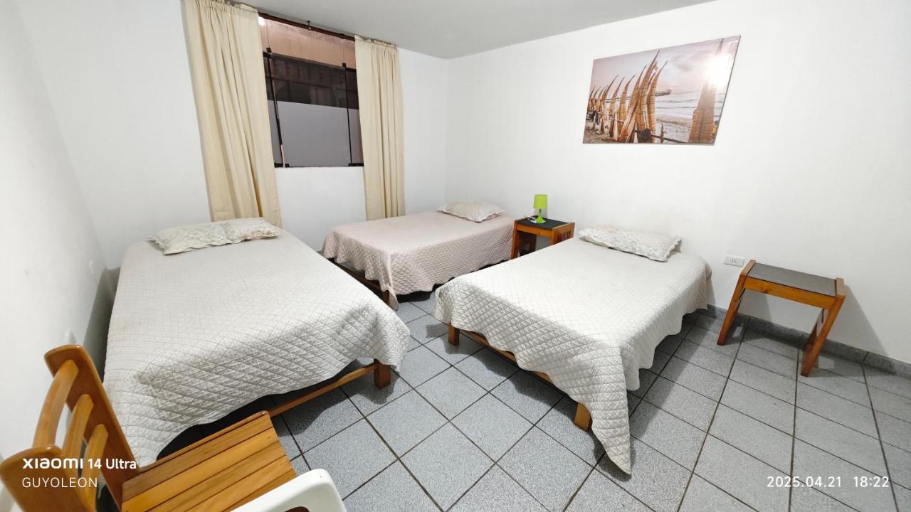 Deze driepersoonskamer heeft een gedeelde badkamer.