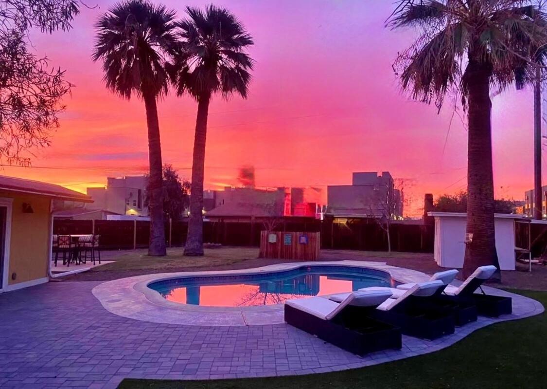 Pool House 2BR 2BA with bbq events and pets allowed - Bed and Breakfast