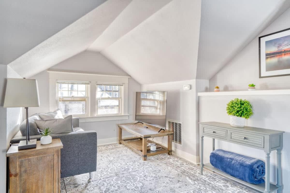 Stay Portland - Luxury Portland Gem! 99 Walk Score, New Remodel - Bed and Breakfast