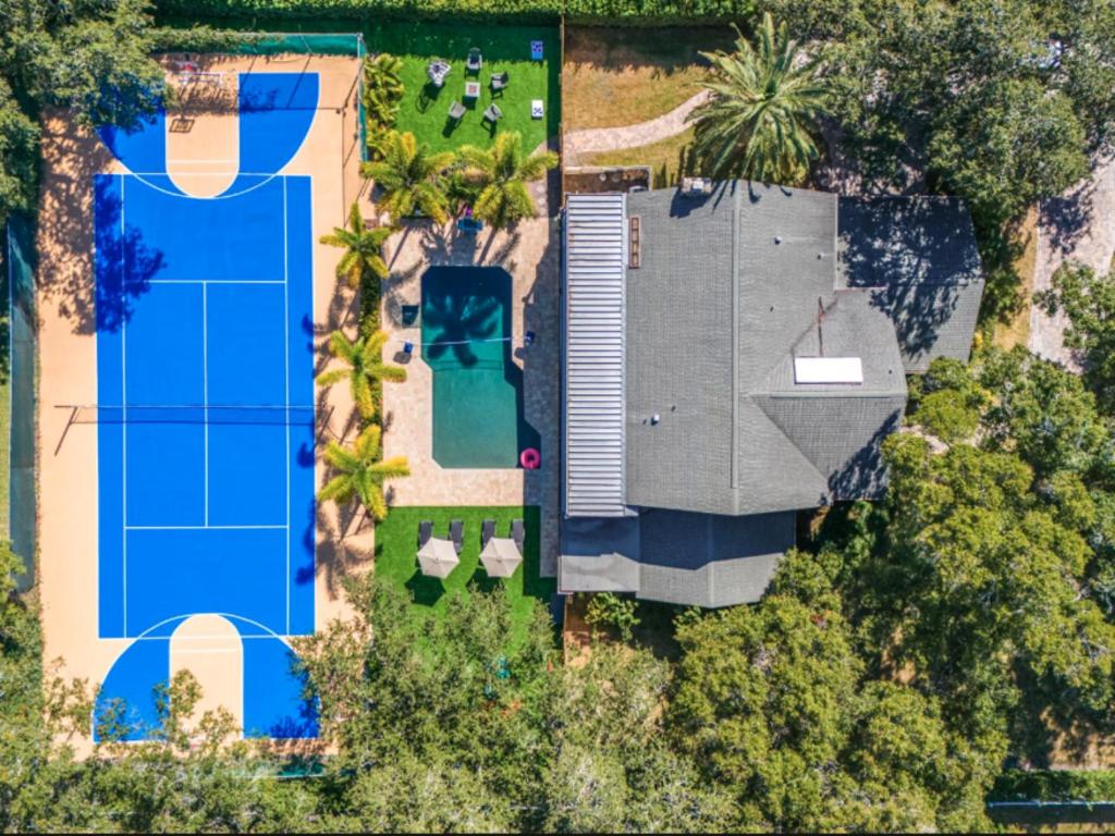 Court Haven Paradise: Your All-In-One Getaway - B&B Seminole