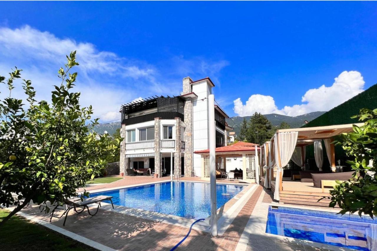 Gulistan Villa - 7 Bedroom Villa in Ovacik - B&B Fethiye