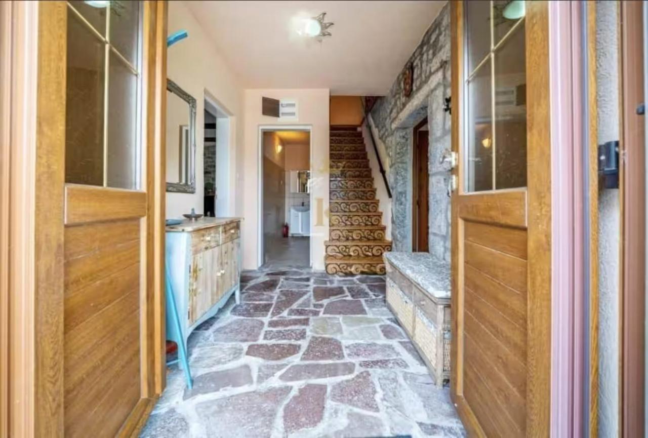 Villa Mara Lustica Bay Retreat near Kotor, Tivat - Chambres d'hôtes Tivat