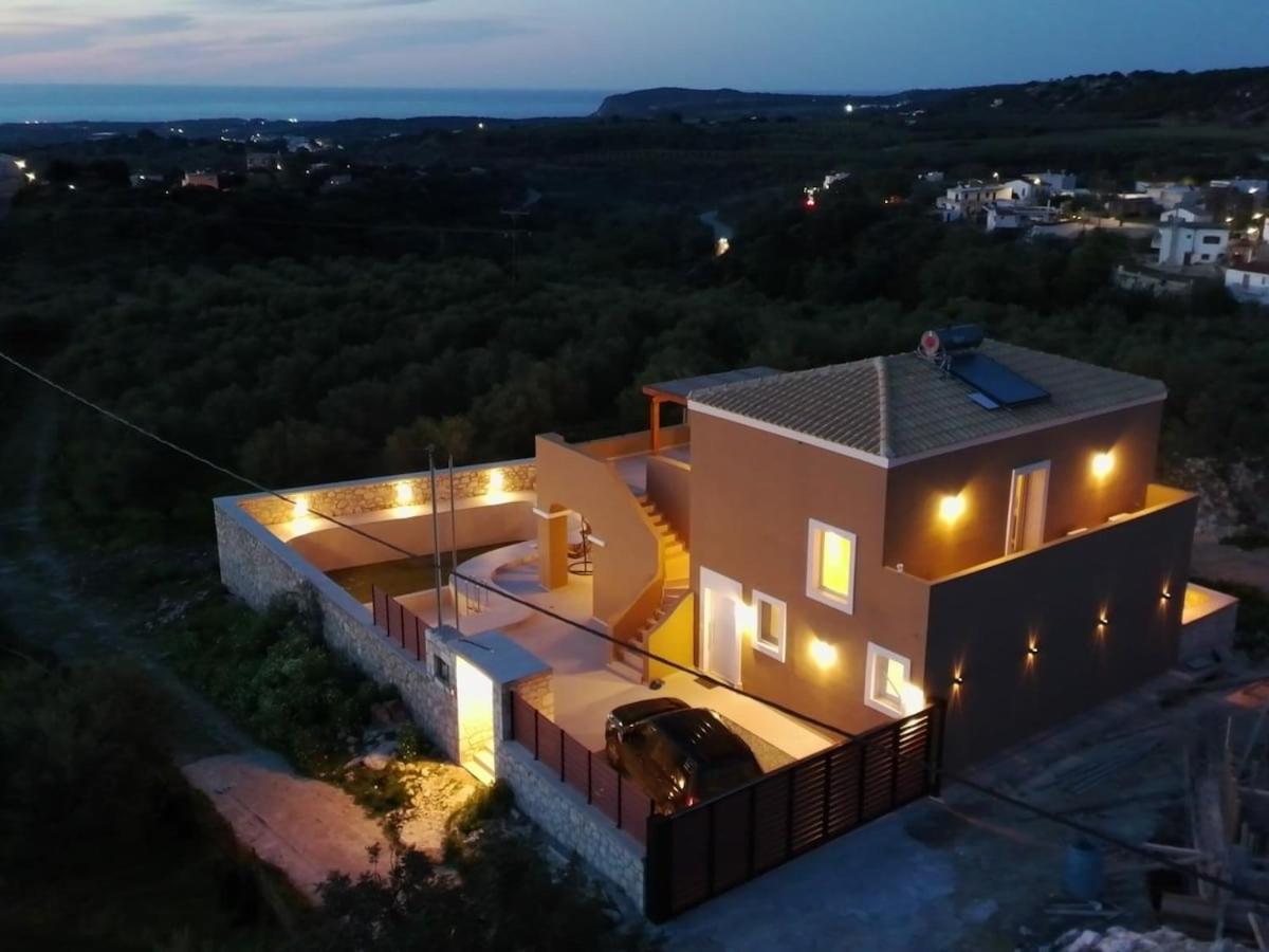 Elegant villa with sea view in Crete - B&B Skouloúfia