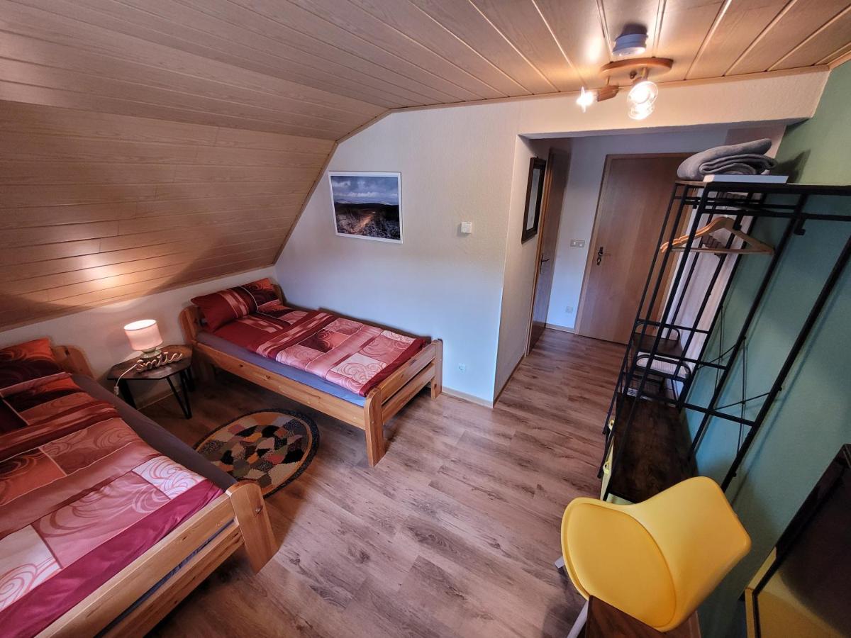 Tweepersoonskamer met 2 Aparte Bedden en Badkamer