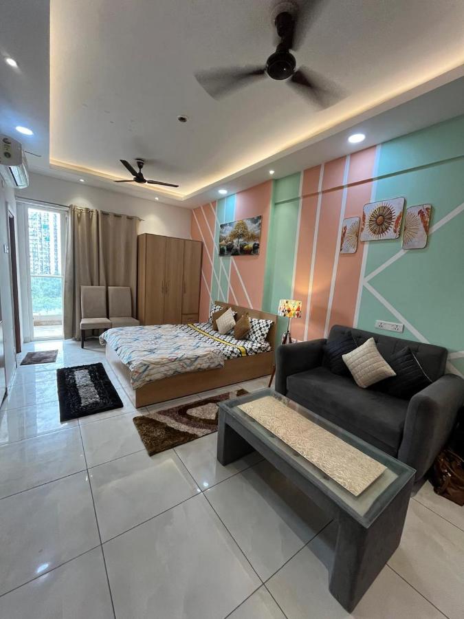 North Eye Royal Suites 10th Floor - B&B Noida