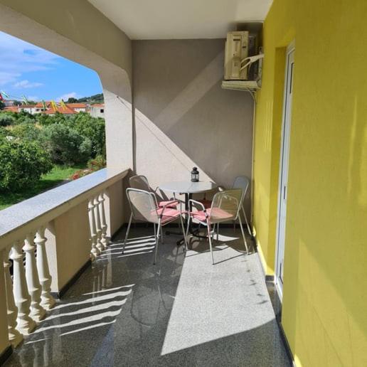 Deluxe One-Bedroom Apartment