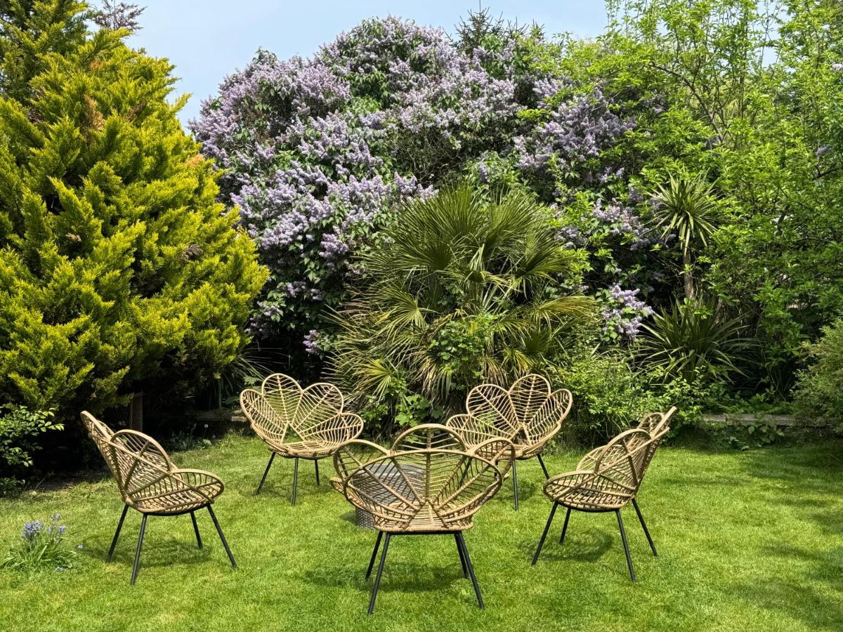Highfield Home with free parkings, Surbiton, Kingston upon Thames, Surrey, Greater London , UK - Chambres d'hôtes Surbiton