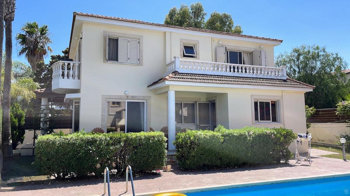 Seaside villa 4bdr, large pool with car included - B&B Meneou