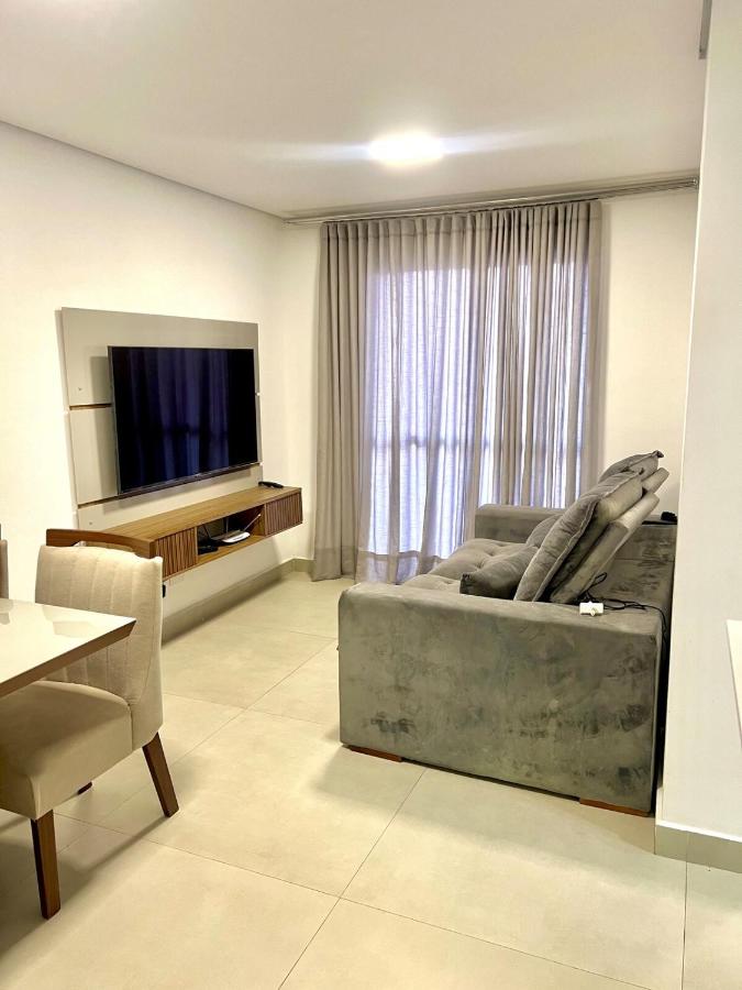 Apto com garagem e sacada centro de São João - Ferienwohnung São João del Rei