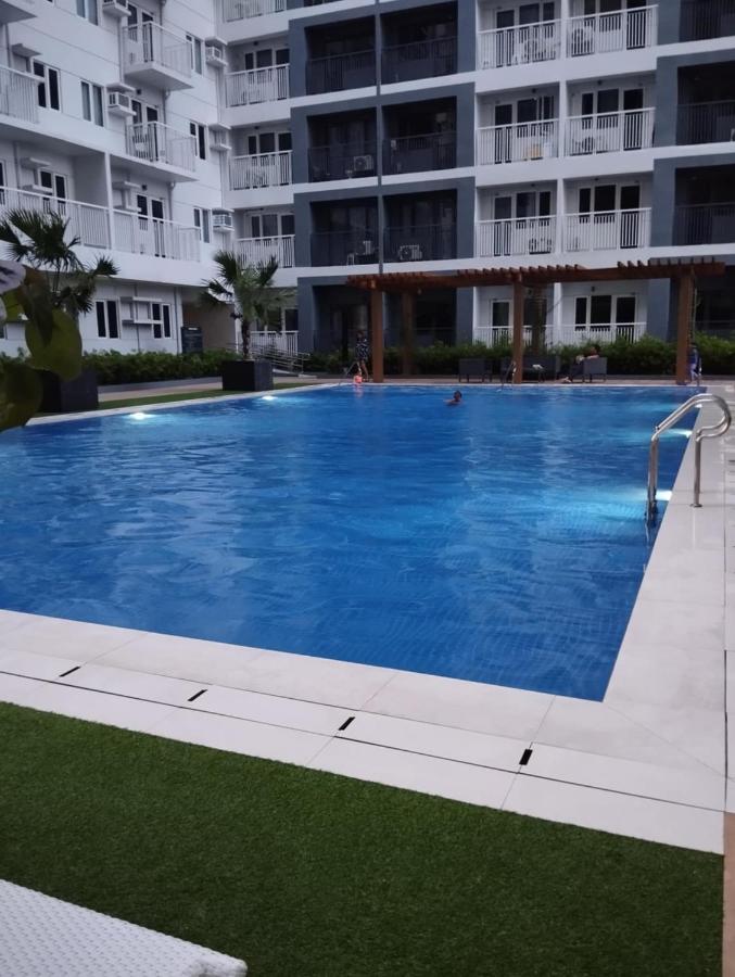 RJ Elite Escape 2BR Condo w balcony near SM Iloilo - B&B