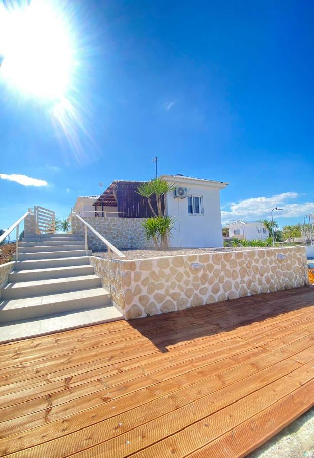 Boho Vibes Beachfront Detached House - B&B