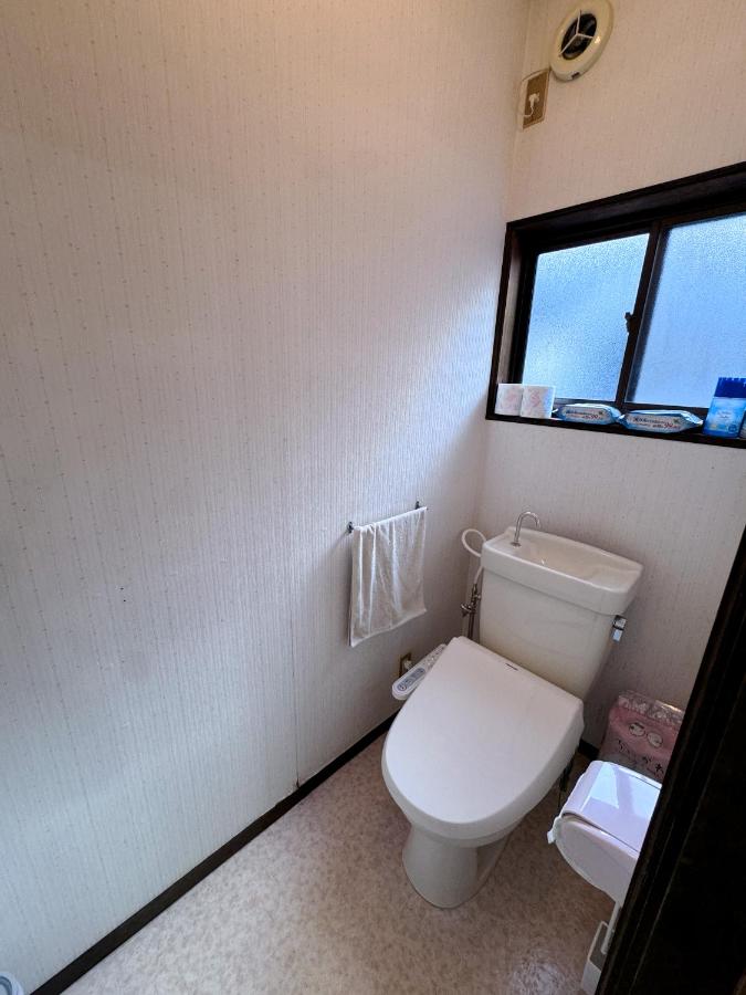 Camera Doppia con Letti Singoli e Bagno in Comune