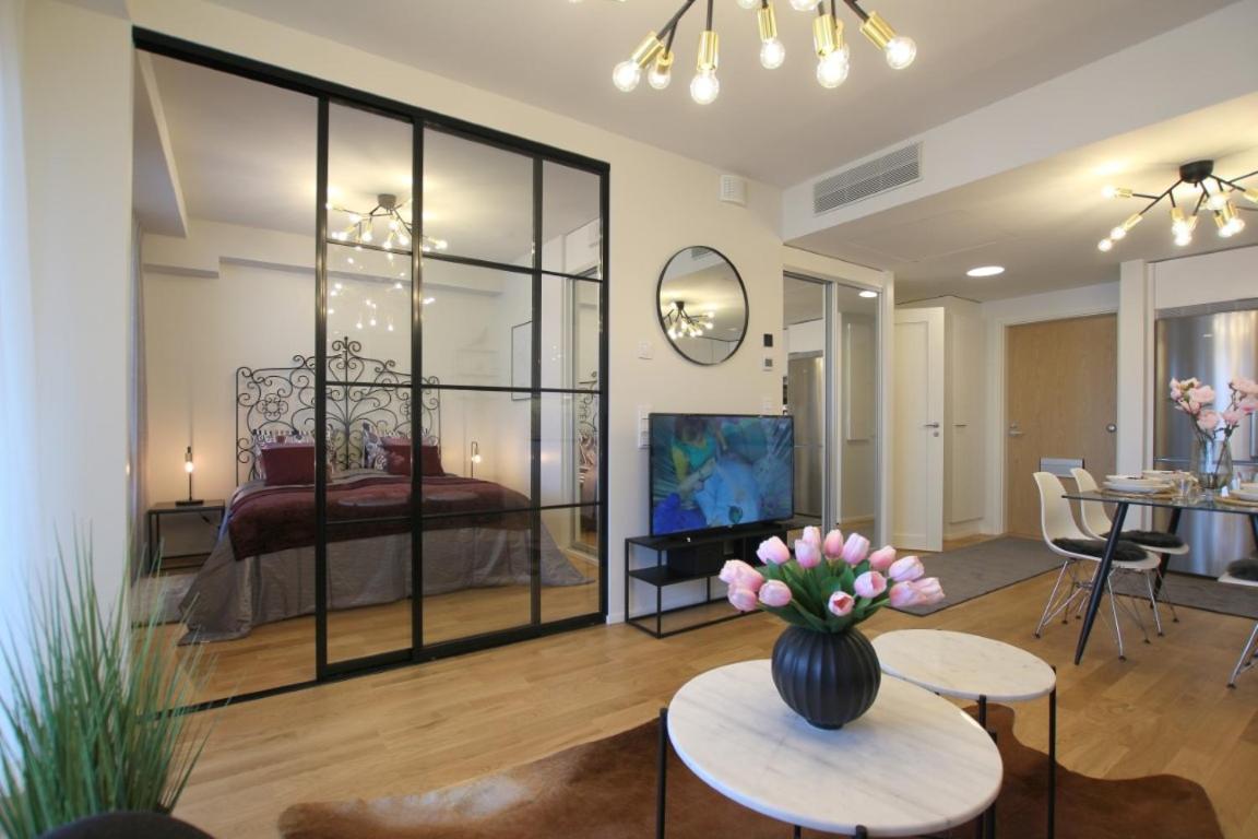 Upea saunallinen kaksio jokinäkymällä - B&B