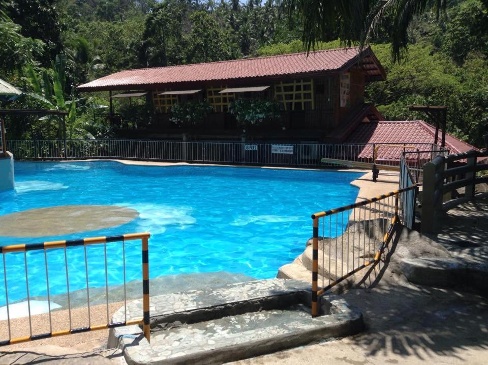 Twin hearts Resort Pool Cabin 1 - Chambres d’hôtes Jasaan