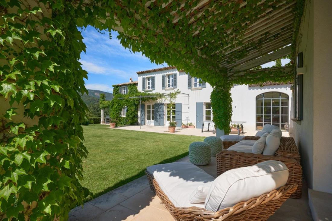Before making a request, read my host profile at bottom of page # Luxury Private 6-Bedroom Villa Retreat Near Saint-Tropez - B&B