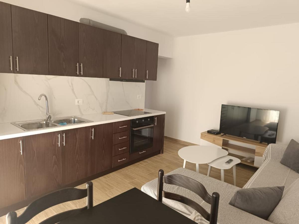close to beach with balcony - B&B Saranda