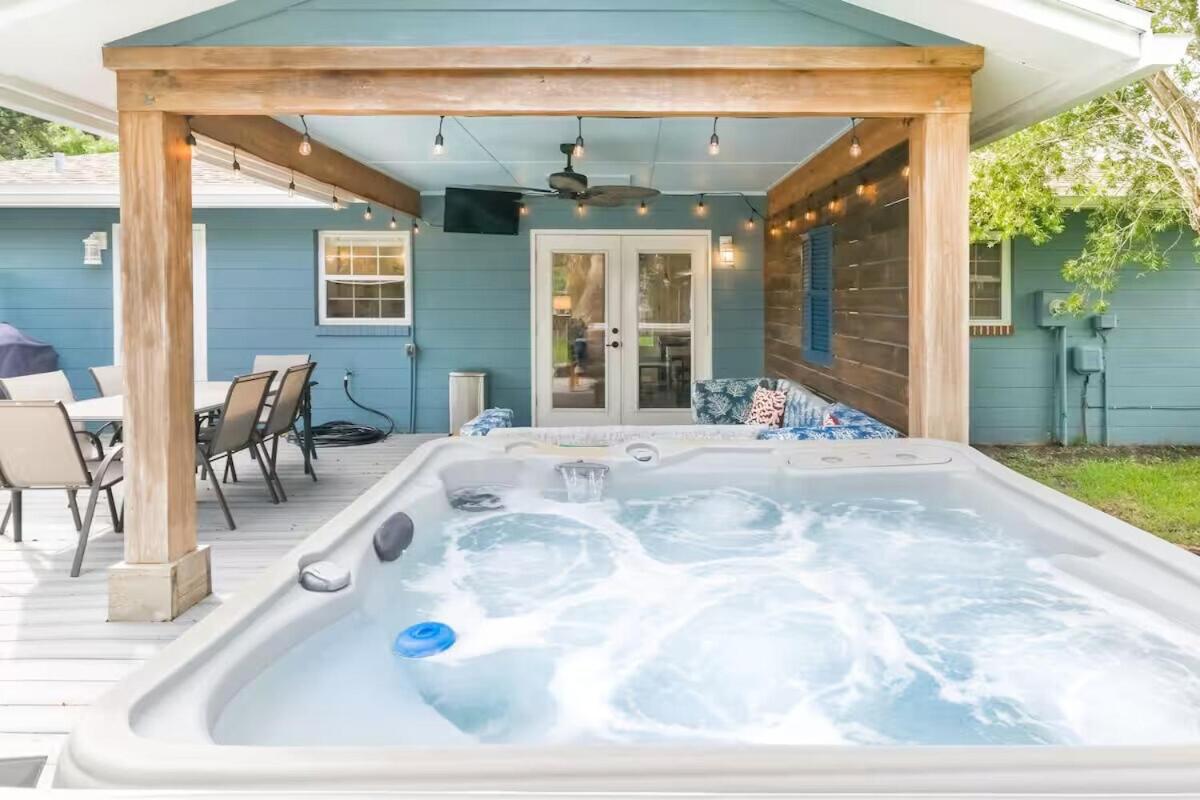 Hot Tub 5 min to beach King Bed - B&B