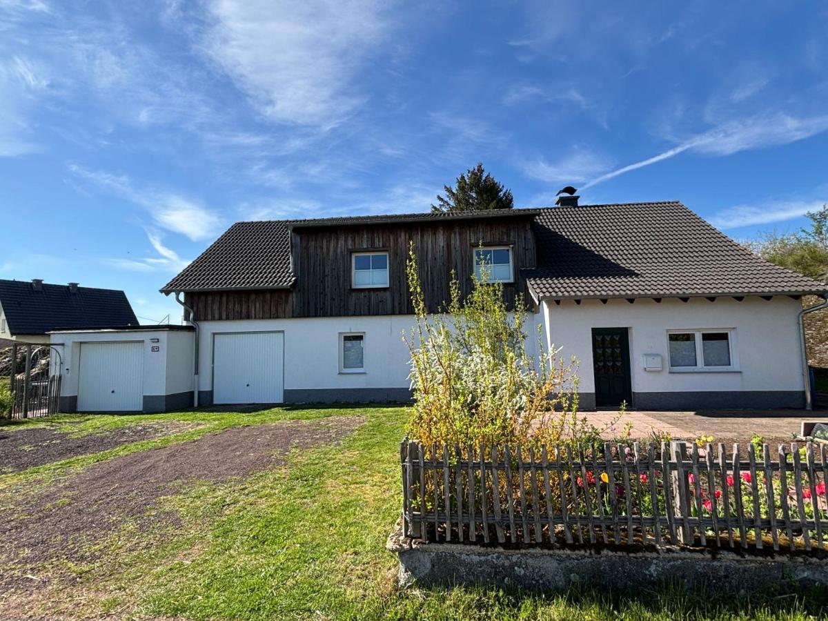 Ruhiges Lay-Haus in der Vulkaneifel, bis zu 7 Personen mit Terrasse, Garten und Kamin - Chambres d'hôtes Strohn