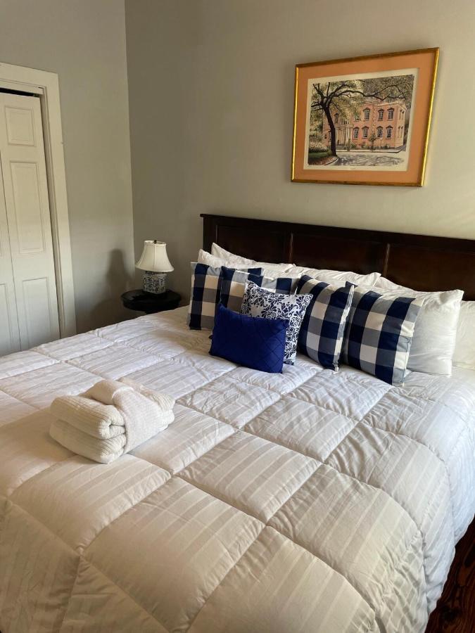 HISTORIC DOWNTOWN KING BED COTTAGE- PARKING and PATIO - Chambres d’hôtes Savannah