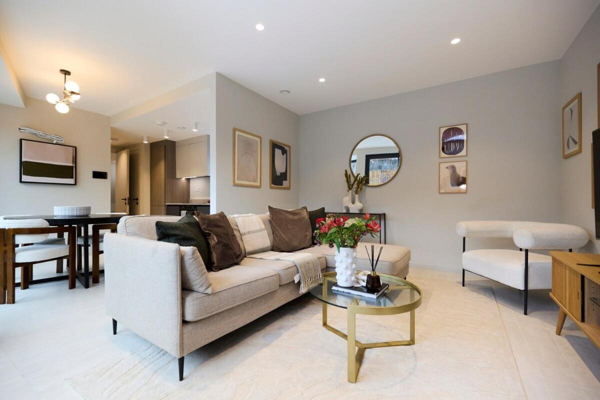 Chic London Living Upscale 2BR Home with Style - B&B London