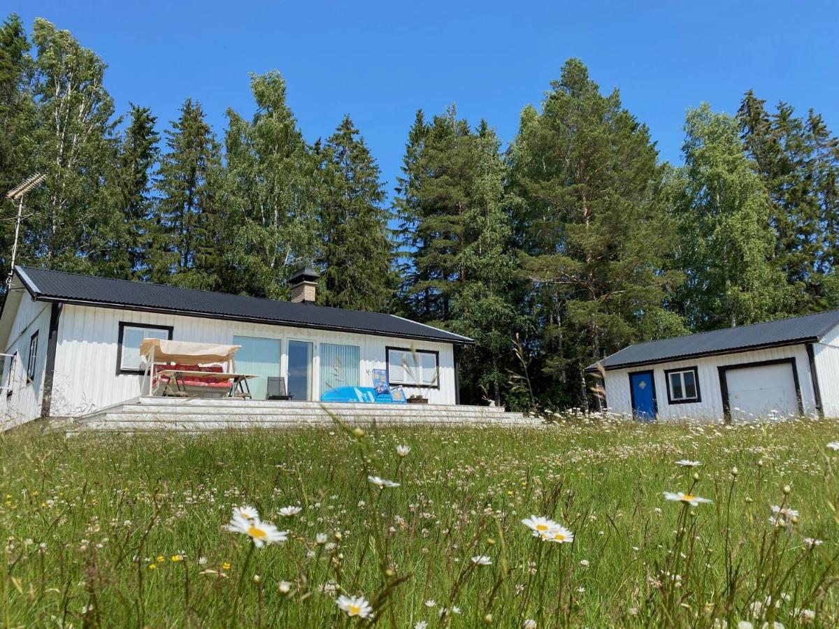 Underbar sjöutsikt nära bad och fiske - B&B