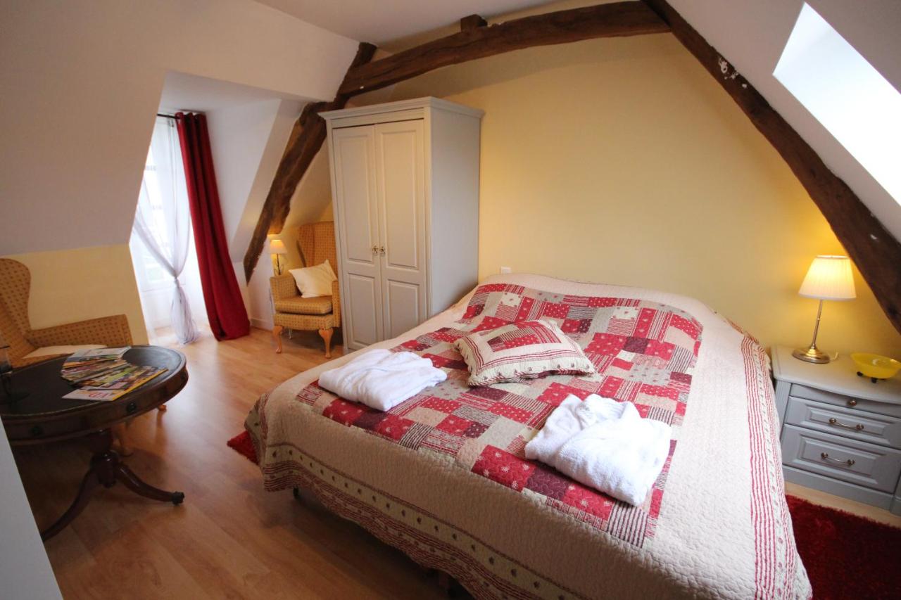 Habitación con cama extragrande y vistas al jardín