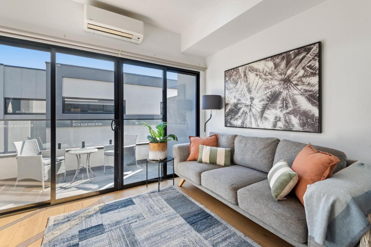 Comfortable 2BR Retreat with Balcony & Parking - B&B Melbourne