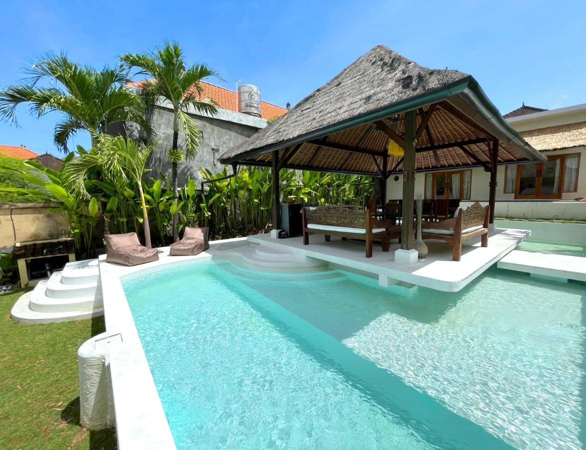 Serene Tropical Oasis 2BR Private Pool Villa Canggu's Heart - Bed and Breakfast Canggu