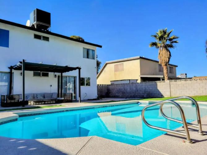 Near Vegas Strip 7 beds with Pool - B&B