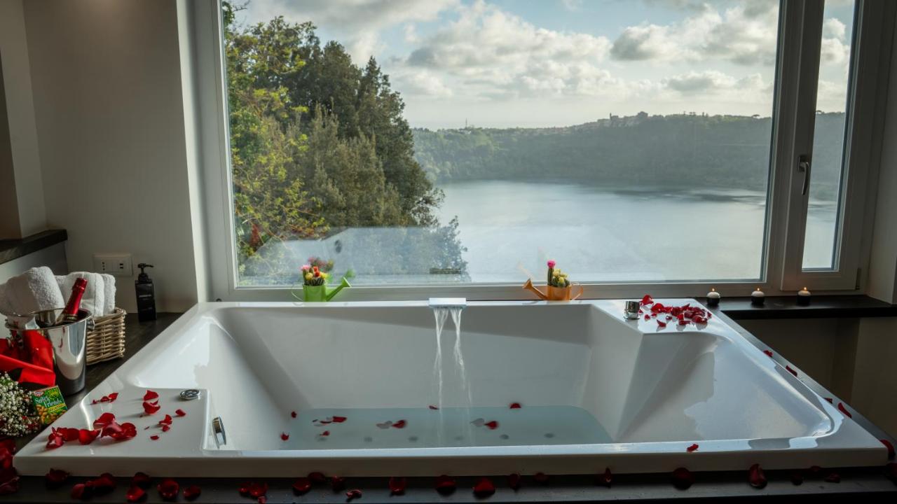 Klimt & Van Gogh Vista Lago by Abitare Il Tempo - B&B Nemi