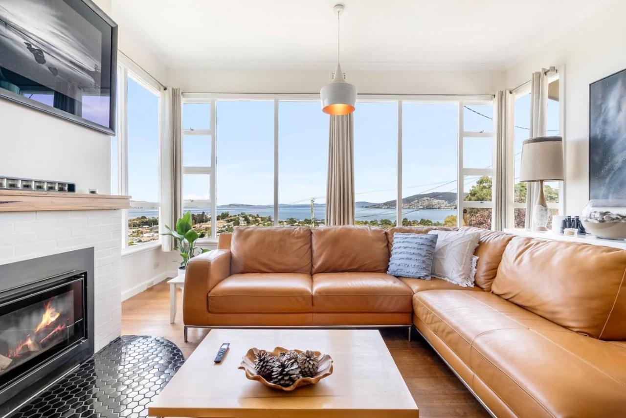 Stunning Home with River Views - B&B Bellerive