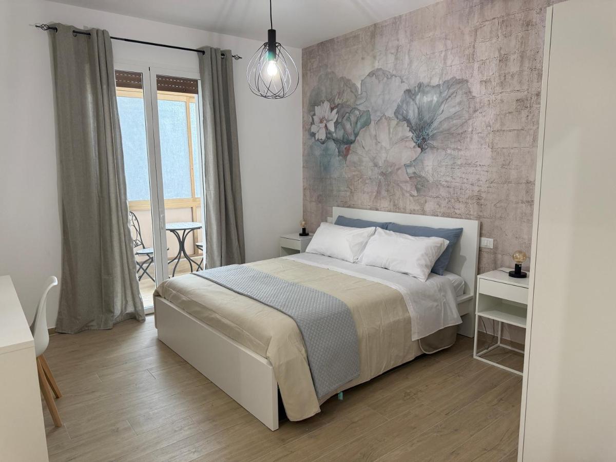 Habitación con cama extragrande y balcón