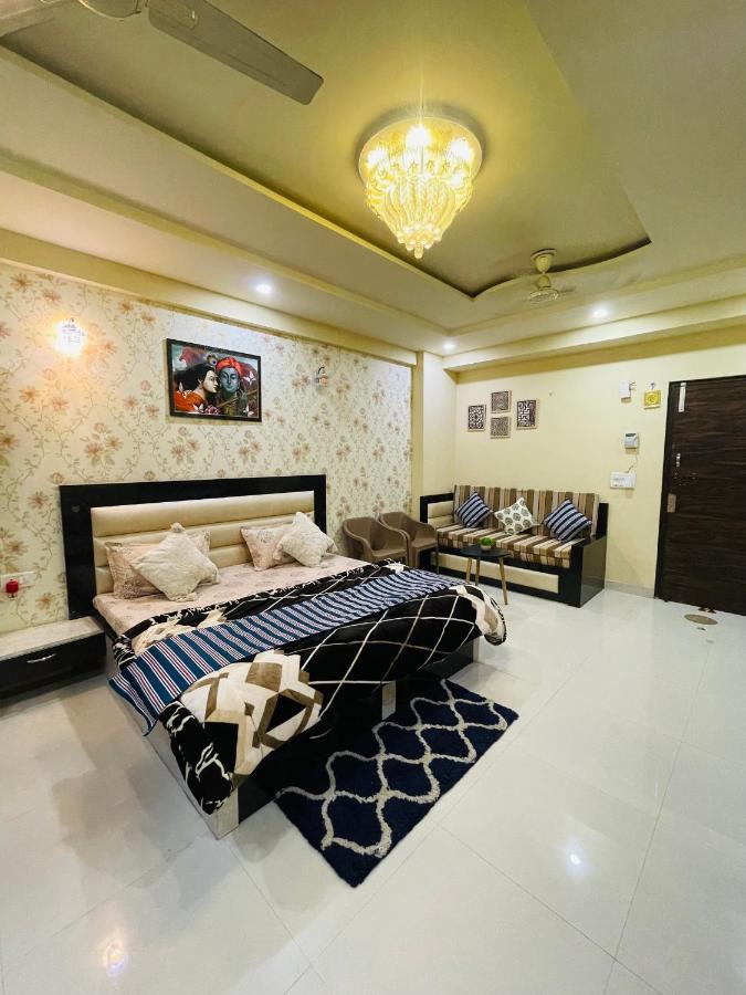 NAMAH RESORT HOMESTAY with KITCHEN Near PREM MANDIR - B&B