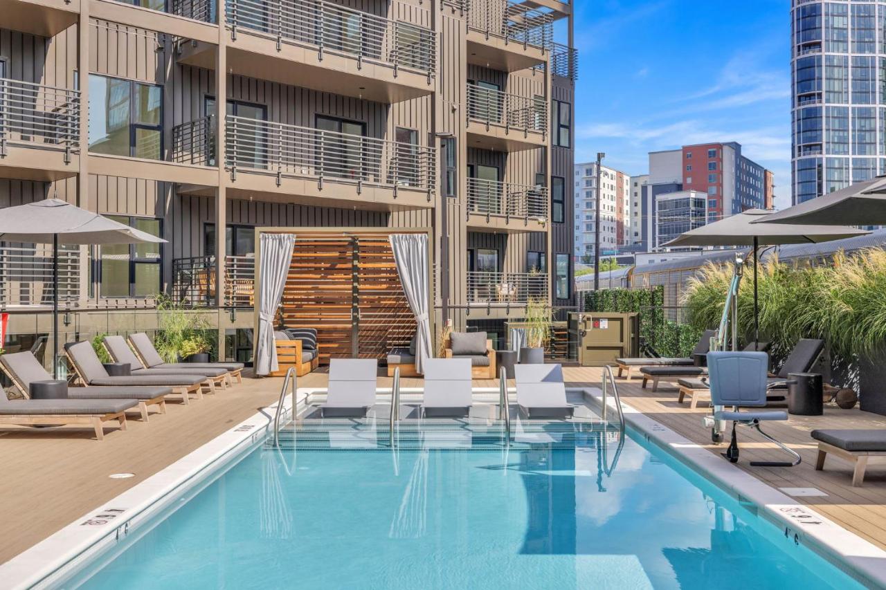 Laylas Nashville Retreat with Pool Walk to Broadway - Chambres d’hôtes Nashville
