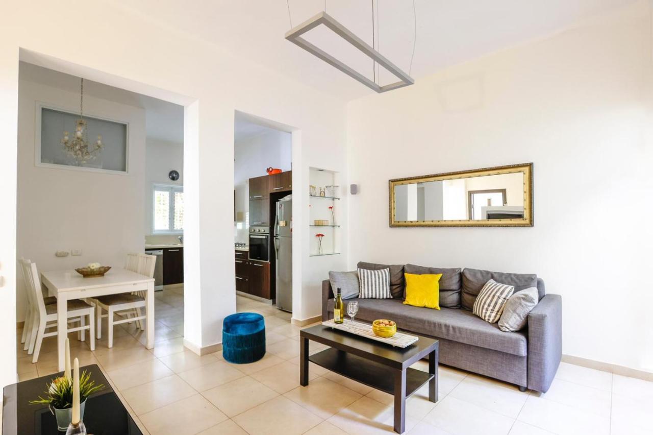Spacious 2BR Apartment with 2 Bathrooms, Living Room & Kitchen - Prime LocationNear ddizengoff st - Bed and Breakfast