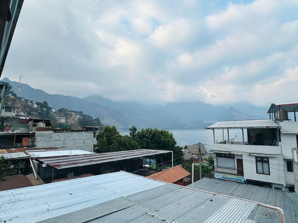 Encanto junto al lago en la zona viva - B&B San Pedro La Laguna